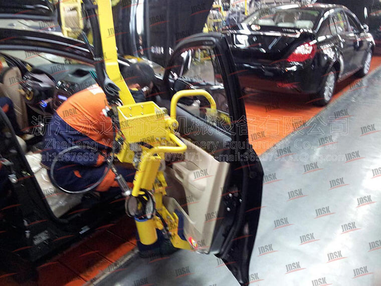 電動車助力機(jī)械手裝門